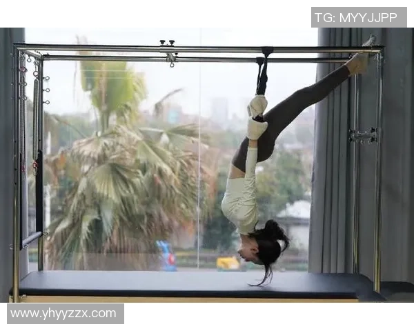 美丽女子挑战极限足球场上的优雅与力量完美结合